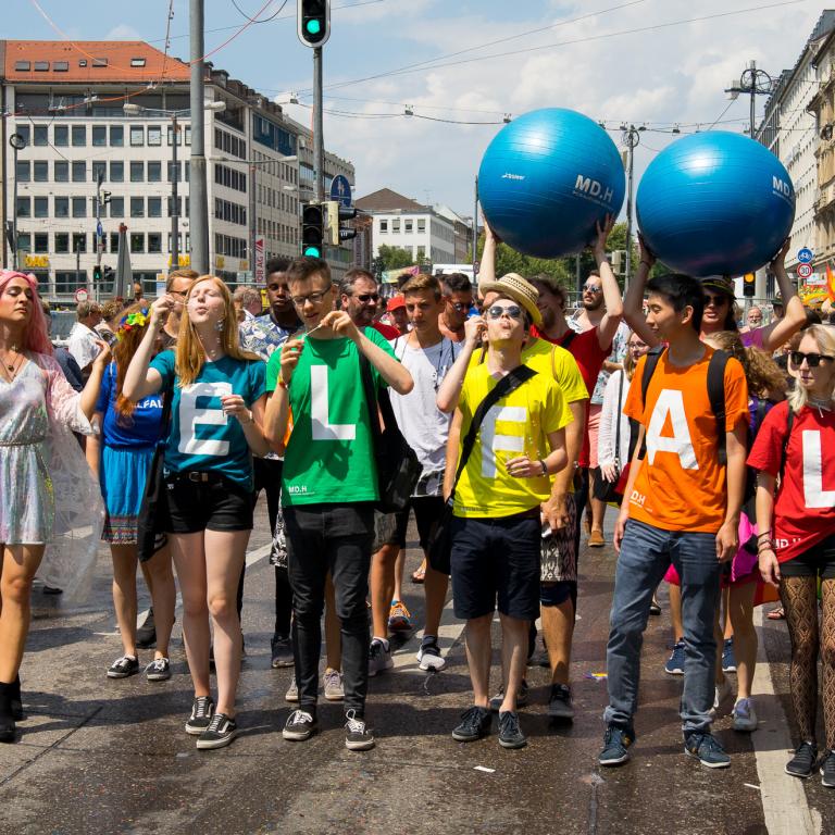 Mediadesign Hochschule steht ein für Vielfalt und Toleranz auf dem Christopher Street Day in München