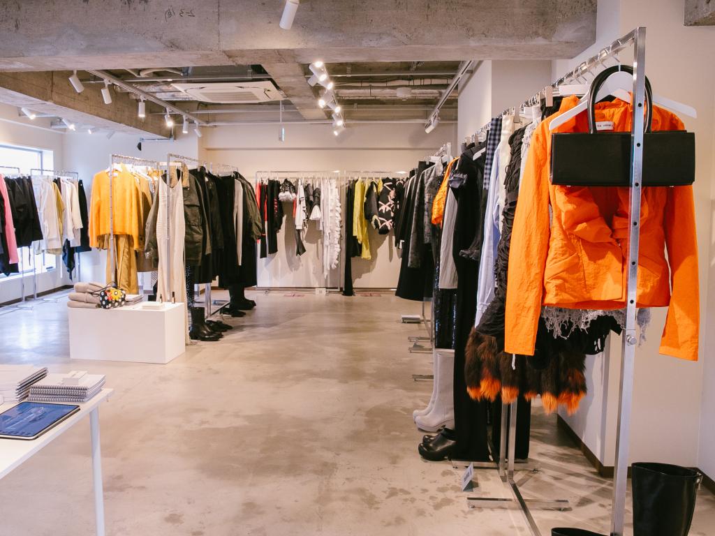 Innenraum des Berlin Showroom in Tokyo mit mehreren Kleiderstangen voller Designs Berliner Labels.