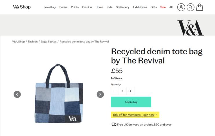 Denim-Tote von THE REVIVAL im Museumsshop des Victoria & Albert Museum, London