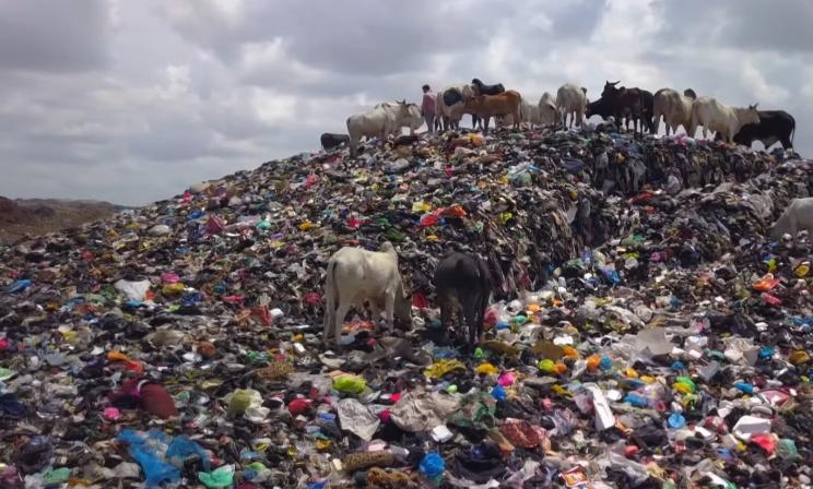 Altkleider auf einer Müllhalde in Accra, Ghana