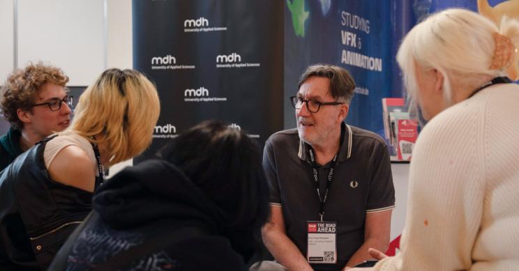 Prof. Ringwald im GEspräch mit Studierenden auf der FMX 2026.jpg
