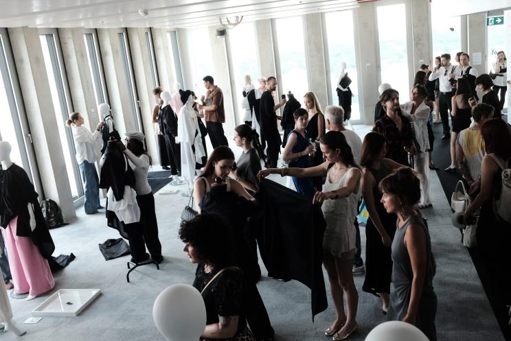 Volles Haus: Der RAUM.Berlin zur Eröffnung von „You Must Create".