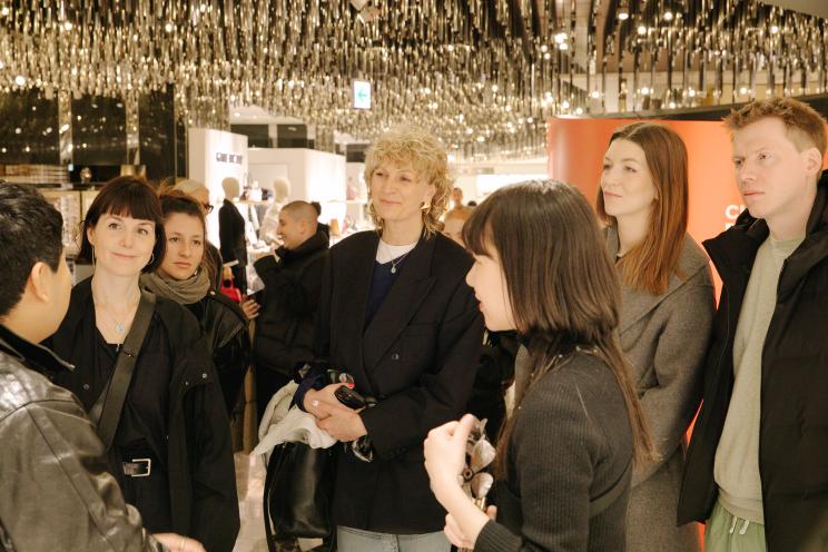 Prof. Natascha von Hirschhausen und Mitglieder der Delegation im Gespräch bei einem Store-Besuch im Kaufhaus Isetan Shinjuku, unter einer verspiegelten Decke.