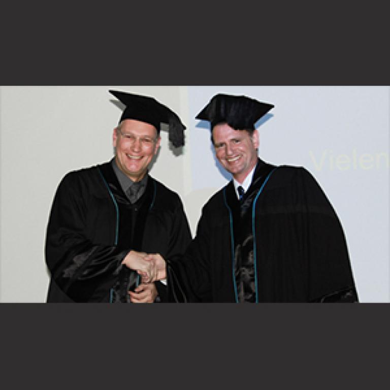 Kosmetika werden produziert – aber Hoffnung wird verkauft.