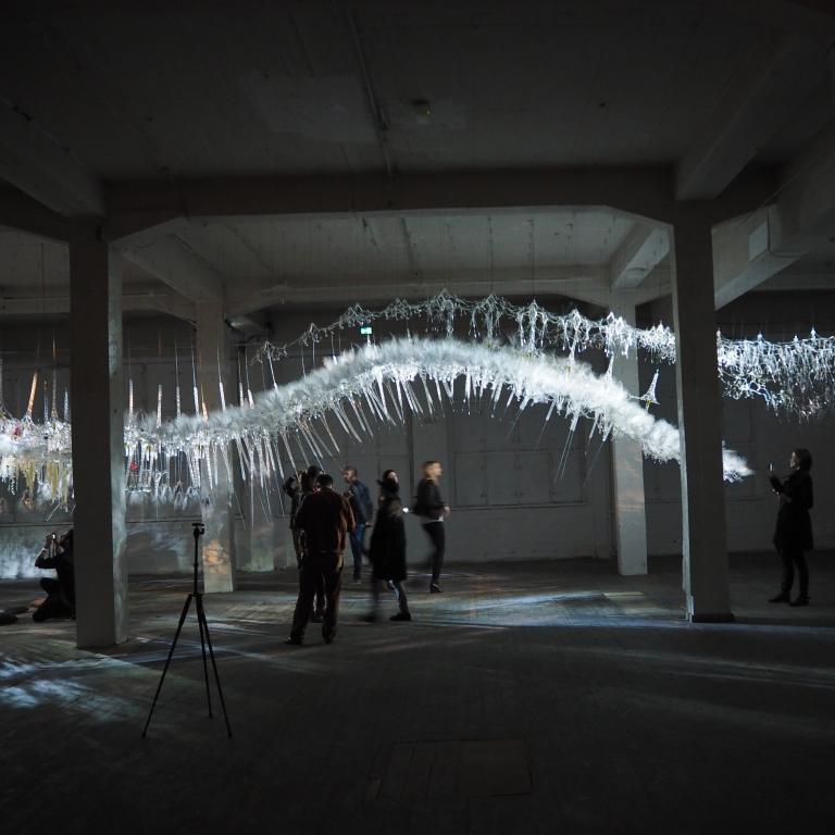 Design Dich. Berliner Mode-Studierende zwischen Raum, Fotografie und Inszenierung