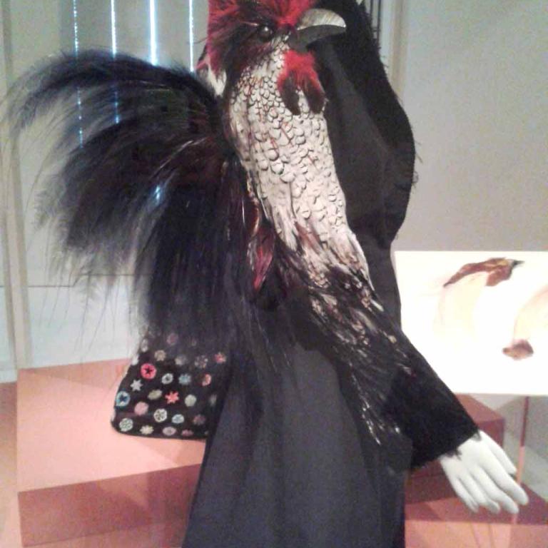 Paradiesvögel in der Haute Couture: federleicht und nie vergessen – Eine Ausstellung im MOMU, Antwerpen