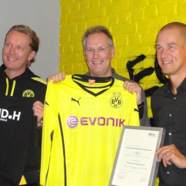 Die Mediadesign Hochschule verleiht Borussia Dortmund die Auszeichnung zur Trikotmeisterschaft 2013 beim Heimspiel gegen den HSV