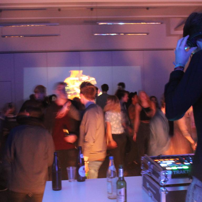 FRIDAY. ist Feiertag! Semesterparty am Campus Berlin