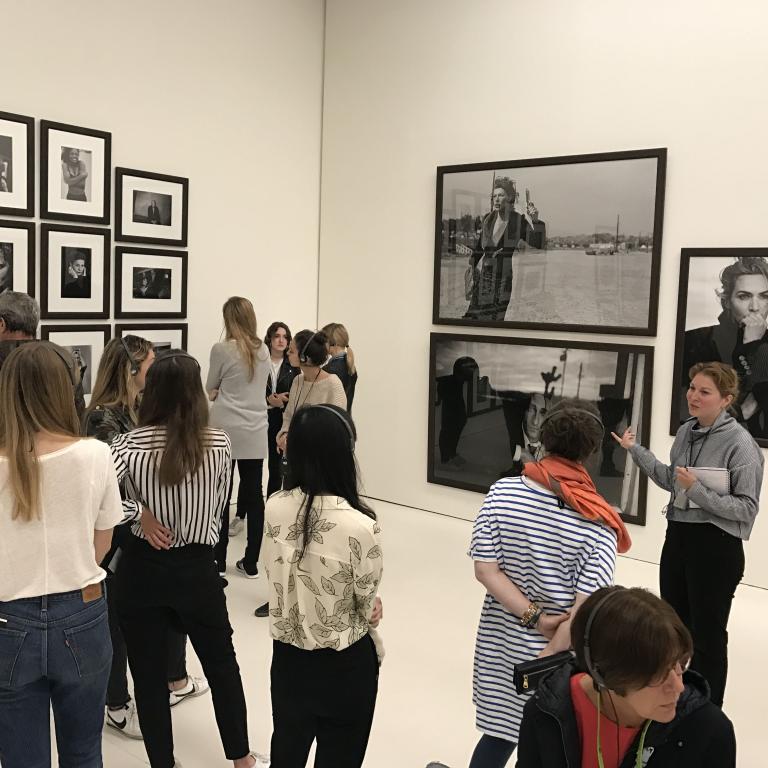 Exkursion der MOM 1015 zur Ausstellung ‚Peter Lindbergh‘ in der Kunsthalle der Hypo-Kulturstiftung