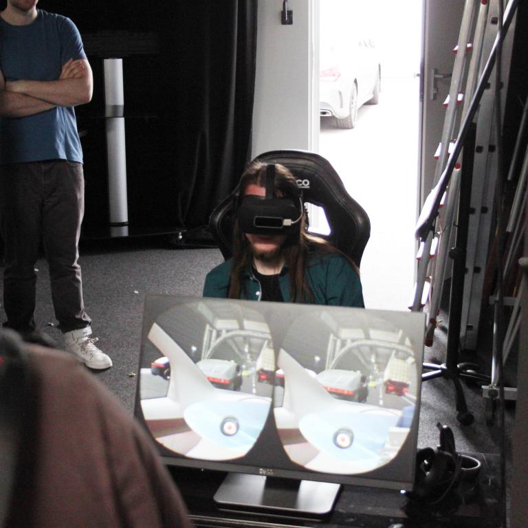 „Virtual Reality schafft nicht nur eine Phantasiewelt, sondern gibt einem immer das Gefühl vor Ort zu sein“ – eine Exkursion zu A4VR in Düsseldorf