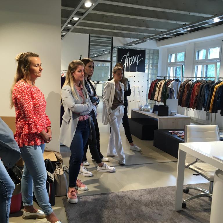 Exkursion der MOM 1016 in den Showroom der IF Agency im Rahmen des Moduls Textil- und Modewirtschaft