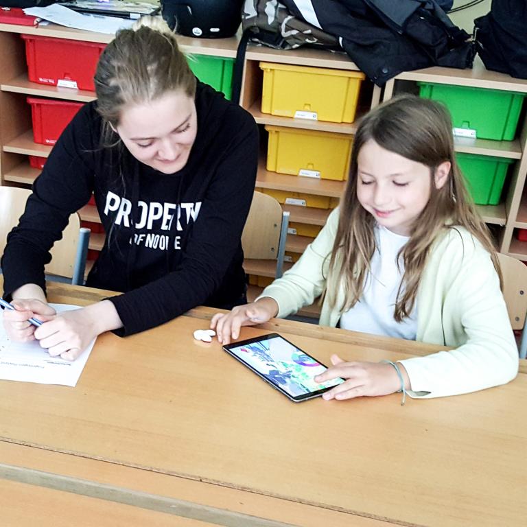 Spaß muss es machen: Grundschüler der Rotbuchenschule testen das Spiel „Colorvoid“ der Game Designer der MD.H München