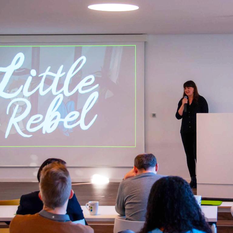 MD.H Studentin Anita Andriskowski hält Vortrag in der WACOM Europa-Zentrale